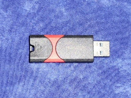 使用時はキャップをずらしてコネクタを露出させる