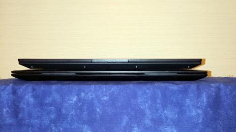 上がLenovo、下がDell 本体はひと回り小さい