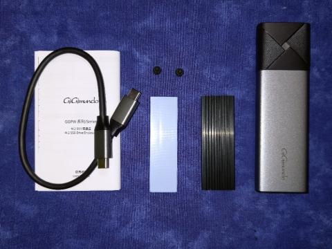 今時珍しい紙マニュアルも同梱されている