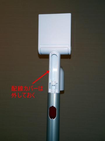 マニュアルの手順に無い。後ろのカバーを外す