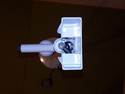 通した充電プラグをセットして蓋を閉めます