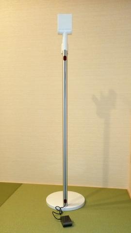 配線をポールの溝に沿って差し込みます