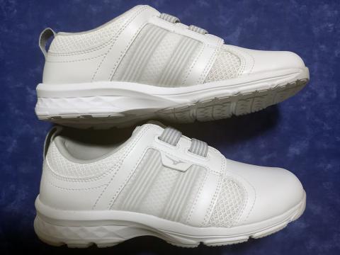 何の変哲も無いデザインに見えるがメッシュ部分と踝に当たらないデザインが好評