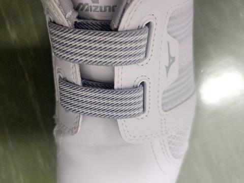 幅広のゴム製靴紐を採用