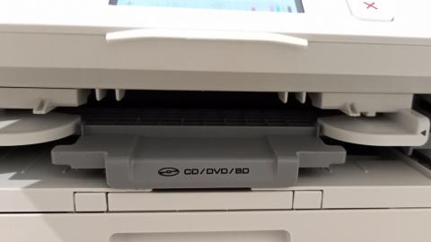 CDレーベル印刷時は、入り口カバーをずらしておきます