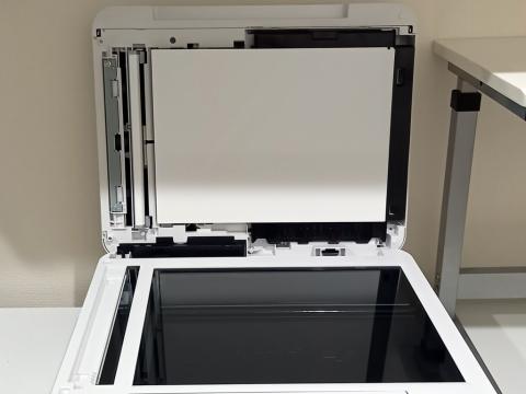 CDレーベル印刷トレイはスキャナ台カバーの中にありますに