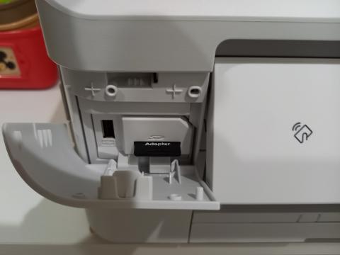 メディアを差し込むとカバーが閉まらない