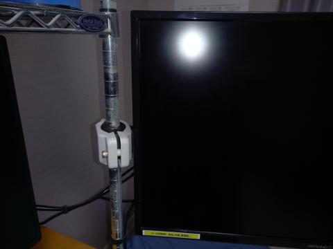 ソフトゴムでも意外としっかり27インチディスプレーを保持