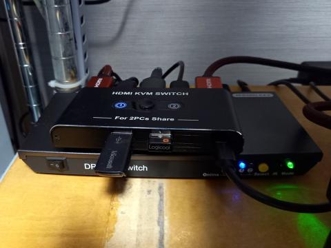 実際の接続、下段はDP切替器で画面のみ切替