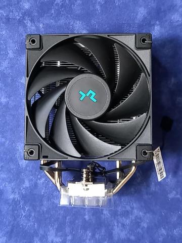 正面 一般的なサイドフロータイプのCPUクーラー