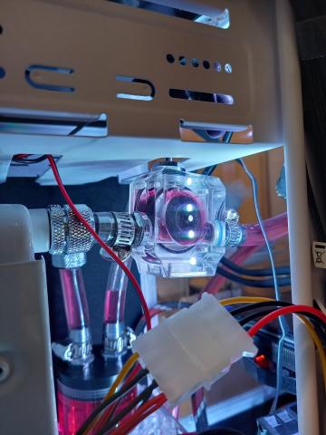 水流計の上部に水温計のプローブを装着