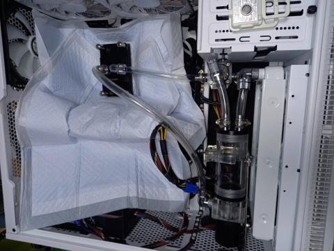 仮組み後の注水を考えて、念のための漏水対策をペットシーツで