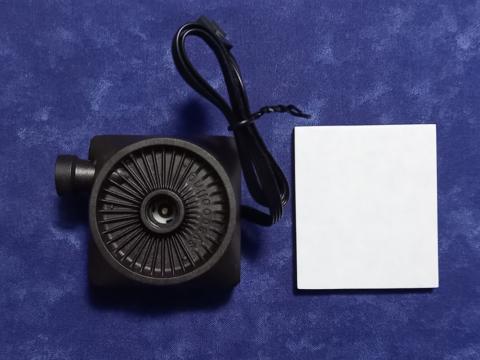 同梱物は本体・両面テープ(スポンジ)