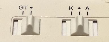 アドモードのスイッチは定数モードと兼用になっている。左は総計機能のスイッチ