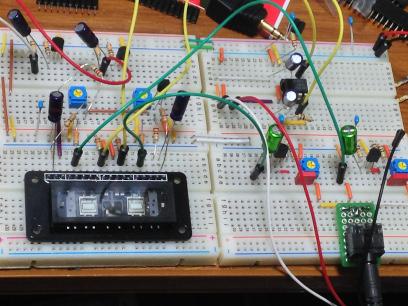 ブレッドボードに回路を組んだ様子