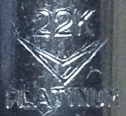 胴軸にもこのような刻印がある。本来は溝の部分が金色だったと思われるが、中古品なので剥げてしまっている