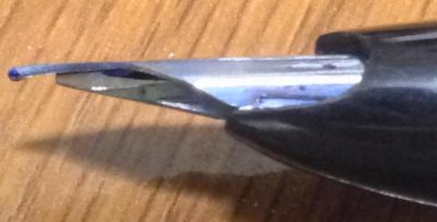 よく見るとペン先がお辞儀している