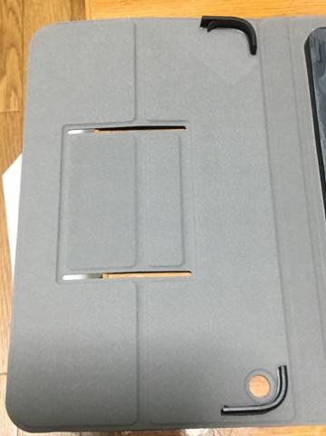 ここにタブレットを差し込む。背面カメラの部分に穴が開いている事に注意しよう