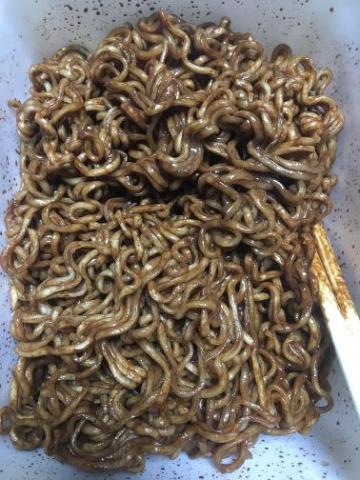 ソースを和えたところ。見た目は普通だが……