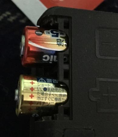 力をかけない状態で電池ボックスからこれだけ飛び出す