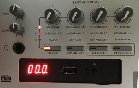 筐体左下のドライブはFDDシミュレータに換装されている