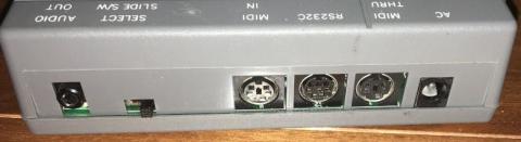 奥側。MIDIポートもミニDINになっている