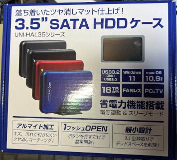外箱。色違いの製品と共通のため窓が付いている