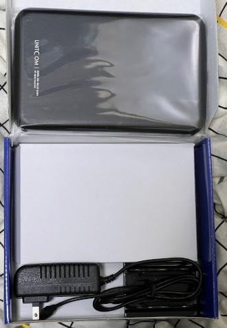 本体、ACアダプタ、縦置き用スタンド。本体の中には絶縁シートが入っていた