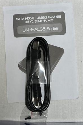 パッケージ内のボール紙を除くと説明書、USBケーブル、ネジが入っている