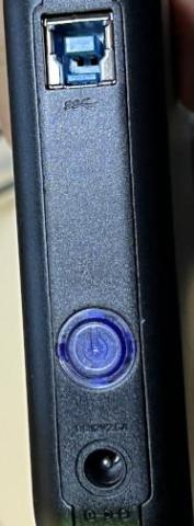 ケース背面には、USB SuperSpeed B端子、電源ボタン、電源ジャックがある