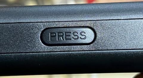 このボタンを押しながらケースを開ける