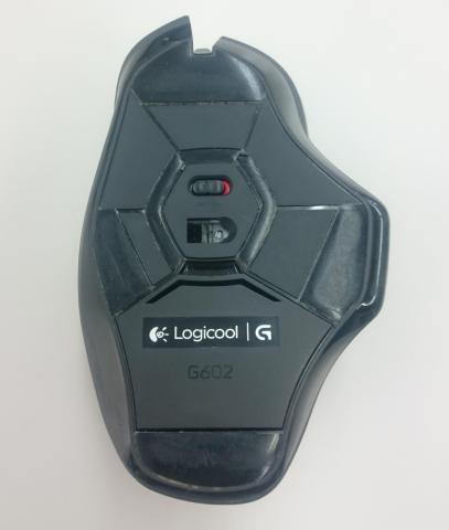 裏面からカバーを開け電池を入れる構造になっています。