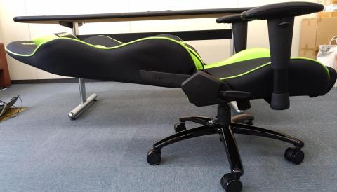 180度まで倒せます。