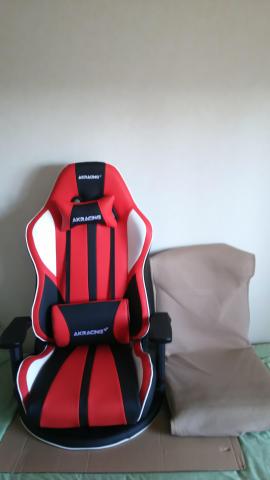 左:GYOKUZA / 極坐 右:今まで使っていた安い座椅子