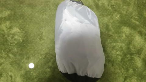 収納するとこんな感じ。一円玉と比較したけどわかりにくい(汗)