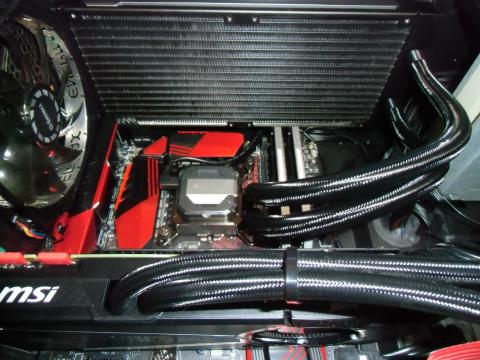 マザー上面ほぼラジエーターで埋まります