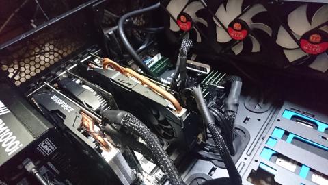 上からRadeon R9 390(故)、GTX 750Ti、Radeon R9 380