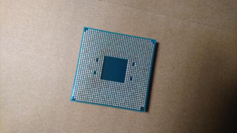 そして裏側。CPUにピンがあるの何年ぶりに見ただろう。