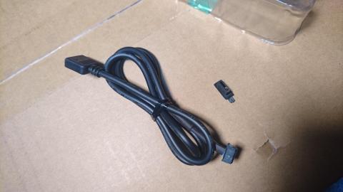 付属のケーブルがどうやら入るっぽい。