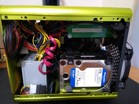 HDDは裸族のビキニで縦2台置き