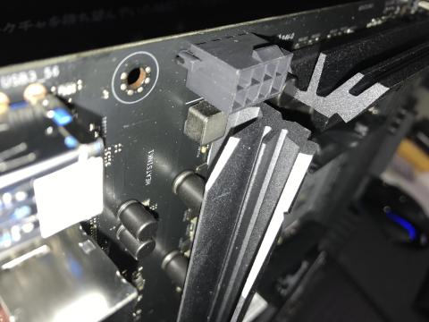 ヒートシンクの裏は放熱フィンがこんな感じに...