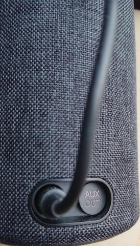 本体裏側。外部機器を接続可能です。