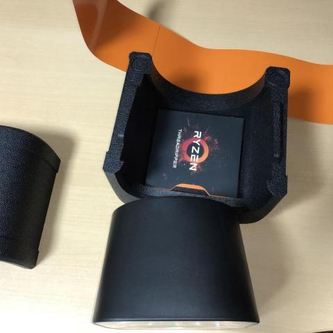 内部パッケージを取り出すと下部保護材にエンブレム・説明書等と