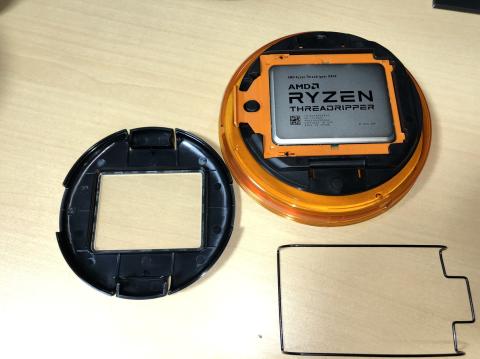 トップカバーを外すと、あとはCPUに固定されている樹脂フレームを引けば