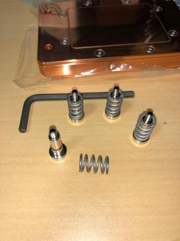 固定ネジとスプリング