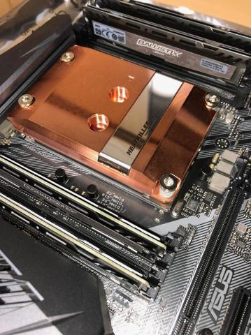 一箇所ずつ対角に移動しながら徐々に締めていけば取り付け完了!