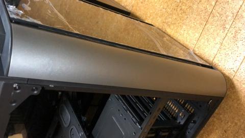 フロントのシルバーの意匠はアルミ風じゃなくただの塗装