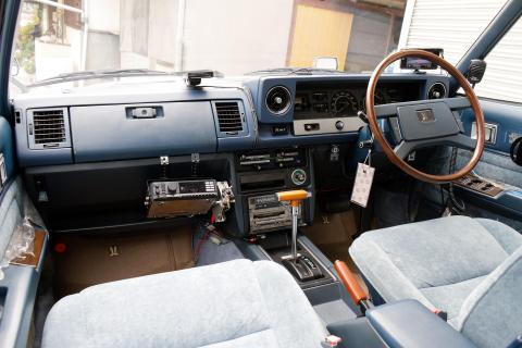 室内。フロアマットは別内装色用だが、某オークションできれいなものを見つけたので購入。