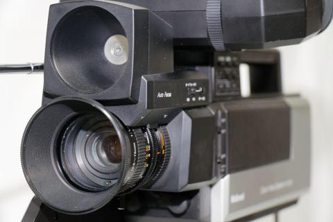 レンズの上にあるものが、超音波計測用のパラボラだ