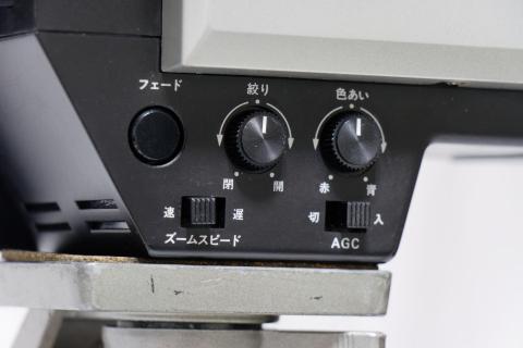 下部には、主にカメラの主要な設定を行うツマミがある